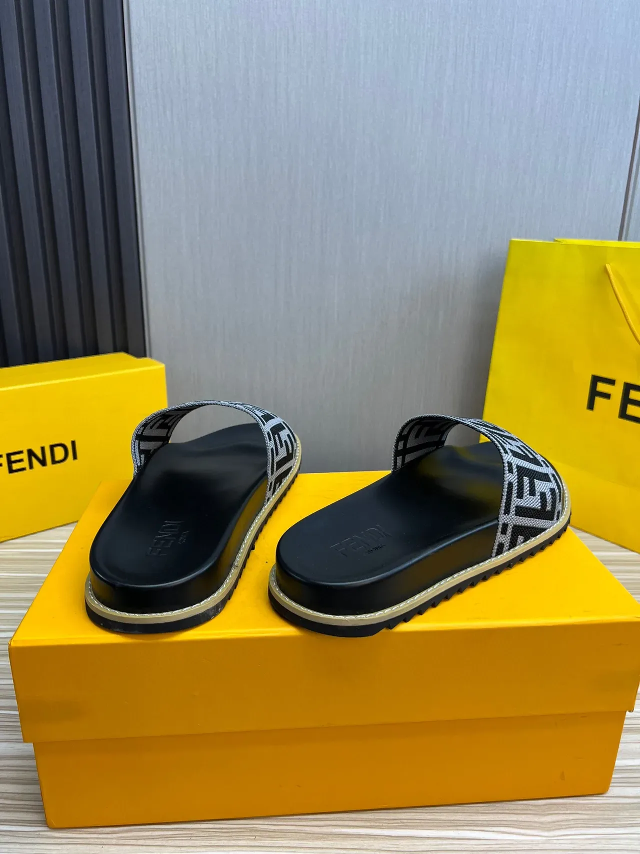 Fendi FF Logo Slide Noir Gris Sangle Tissée Monogramme Semelle Caoutchouc Moldée 6