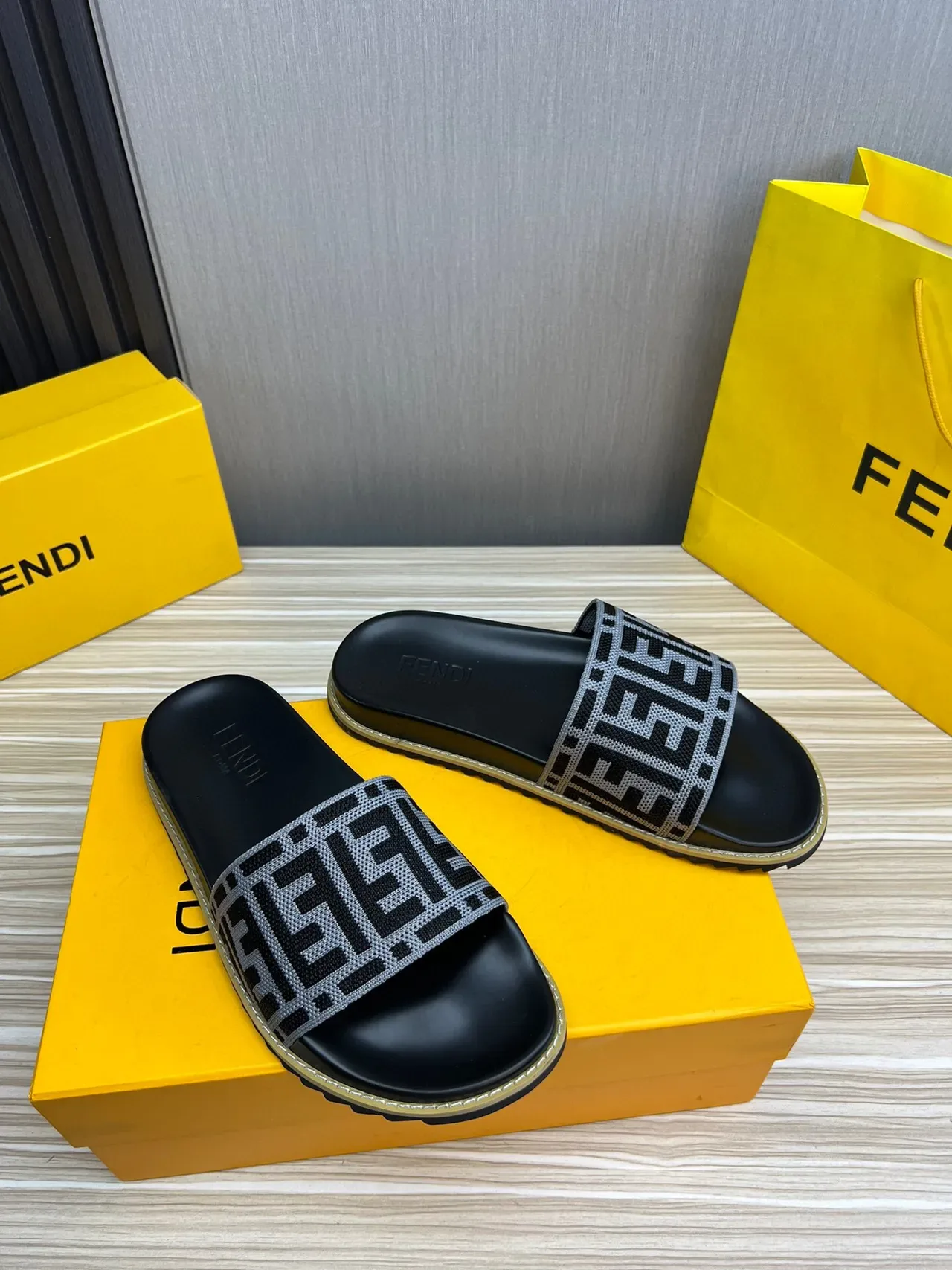 Fendi FF Logo Slide Noir Gris Sangle Tissée Monogramme Semelle Caoutchouc Moldée 7
