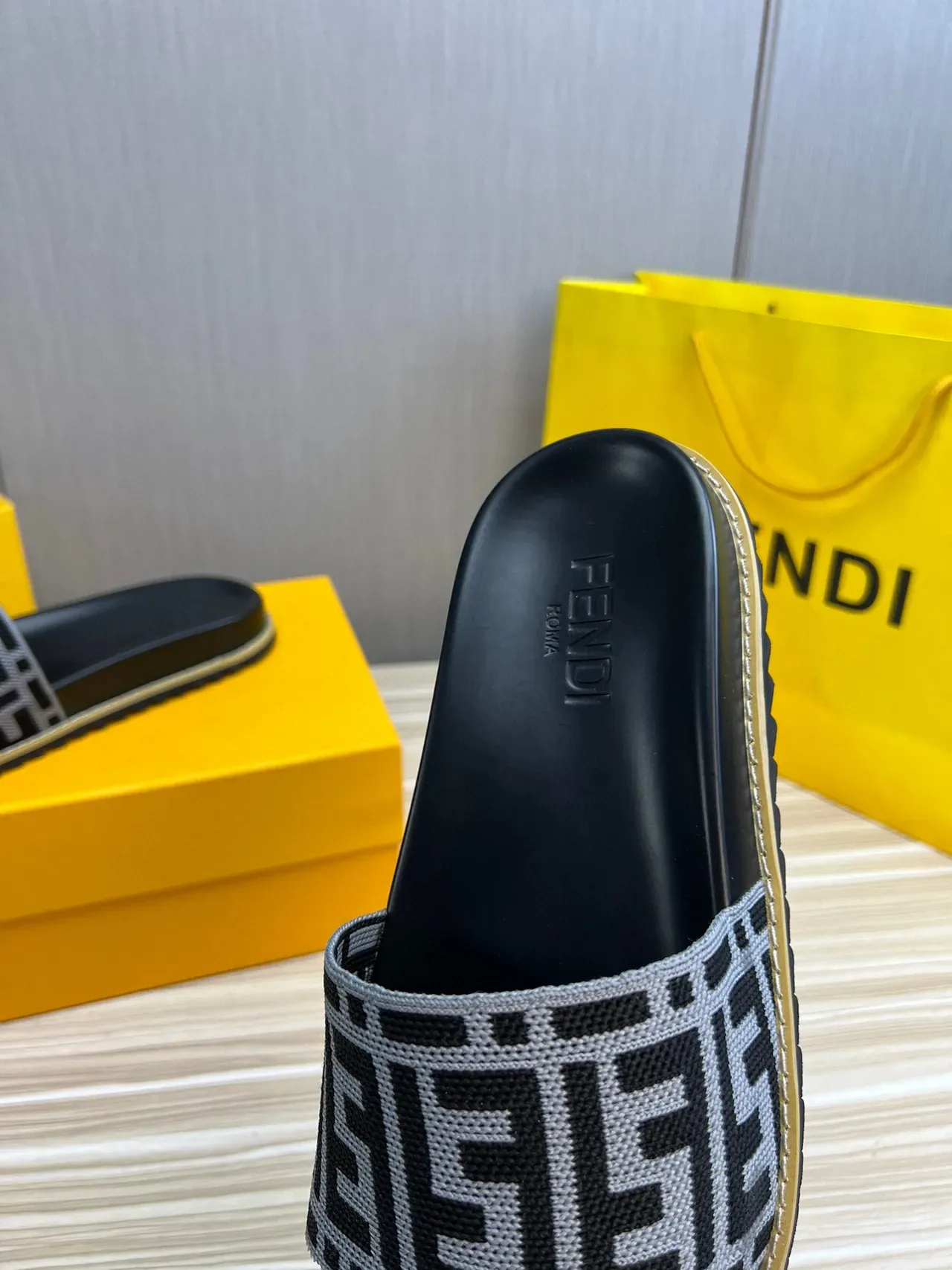 Fendi FF Logo Slide Noir Gris Sangle Tissée Monogramme Semelle Caoutchouc Moldée 8