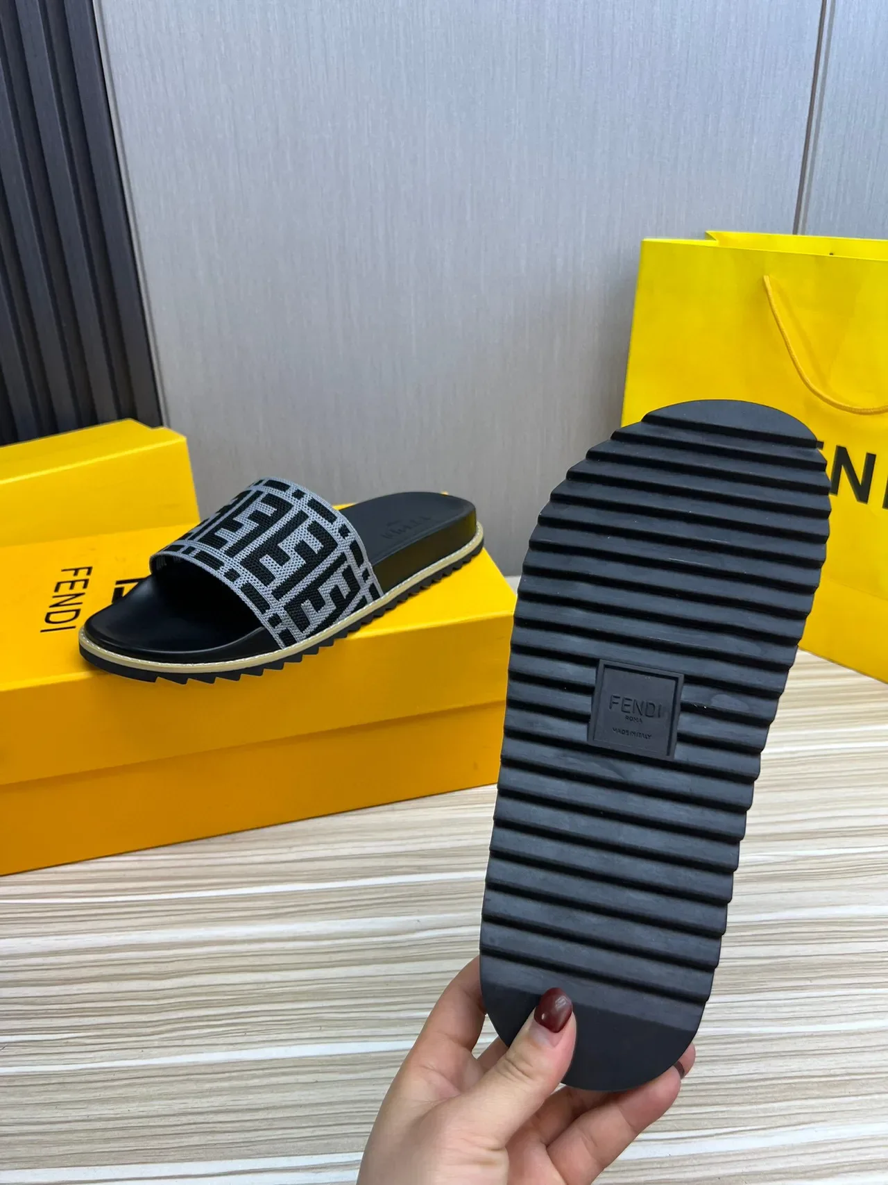 Fendi FF Logo Slide Noir Gris Sangle Tissée Monogramme Semelle Caoutchouc Moldée 9