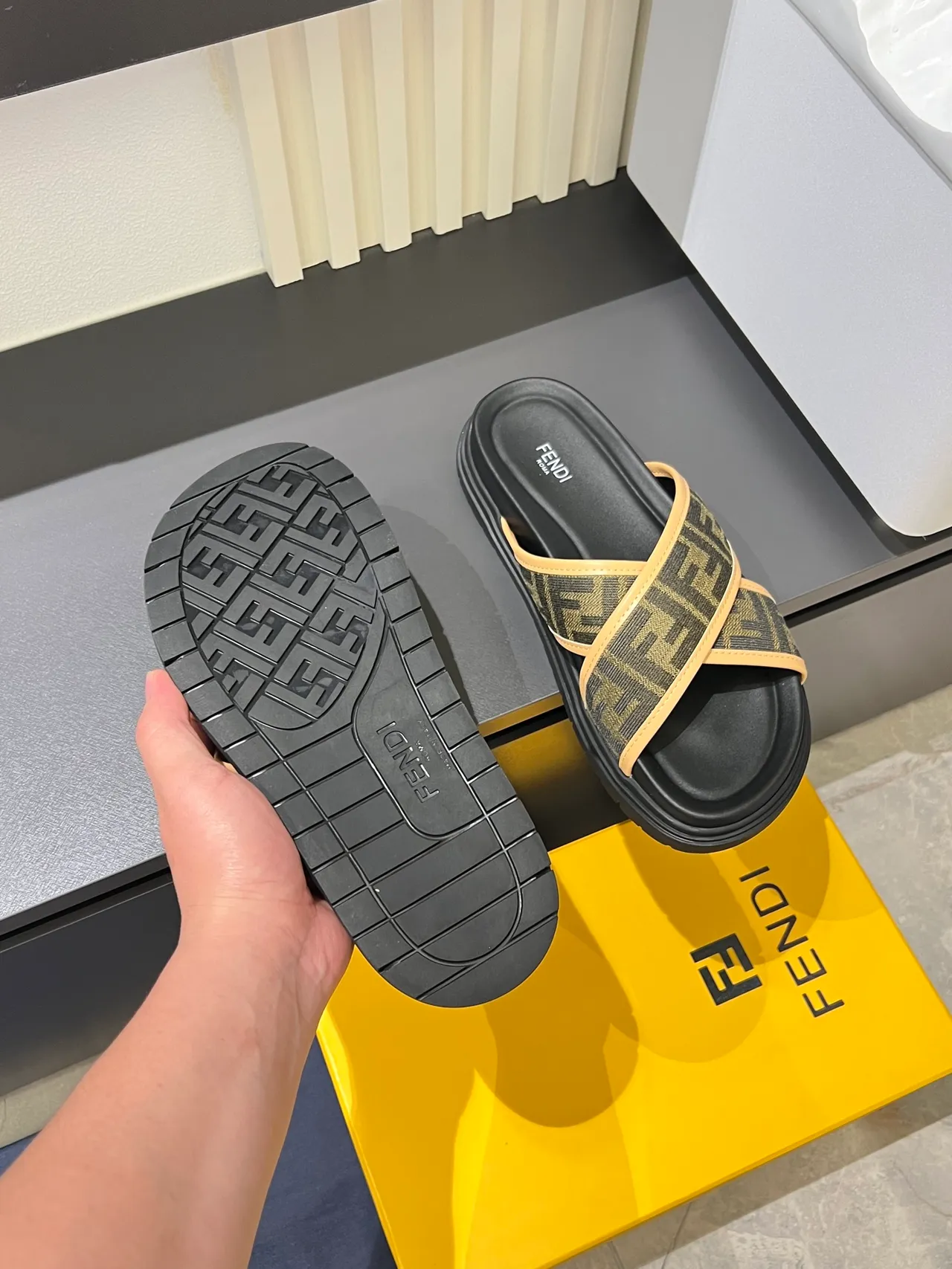 Fendi FF Slide أسود بيج حزام متقاطع منصة كعب نعال 2