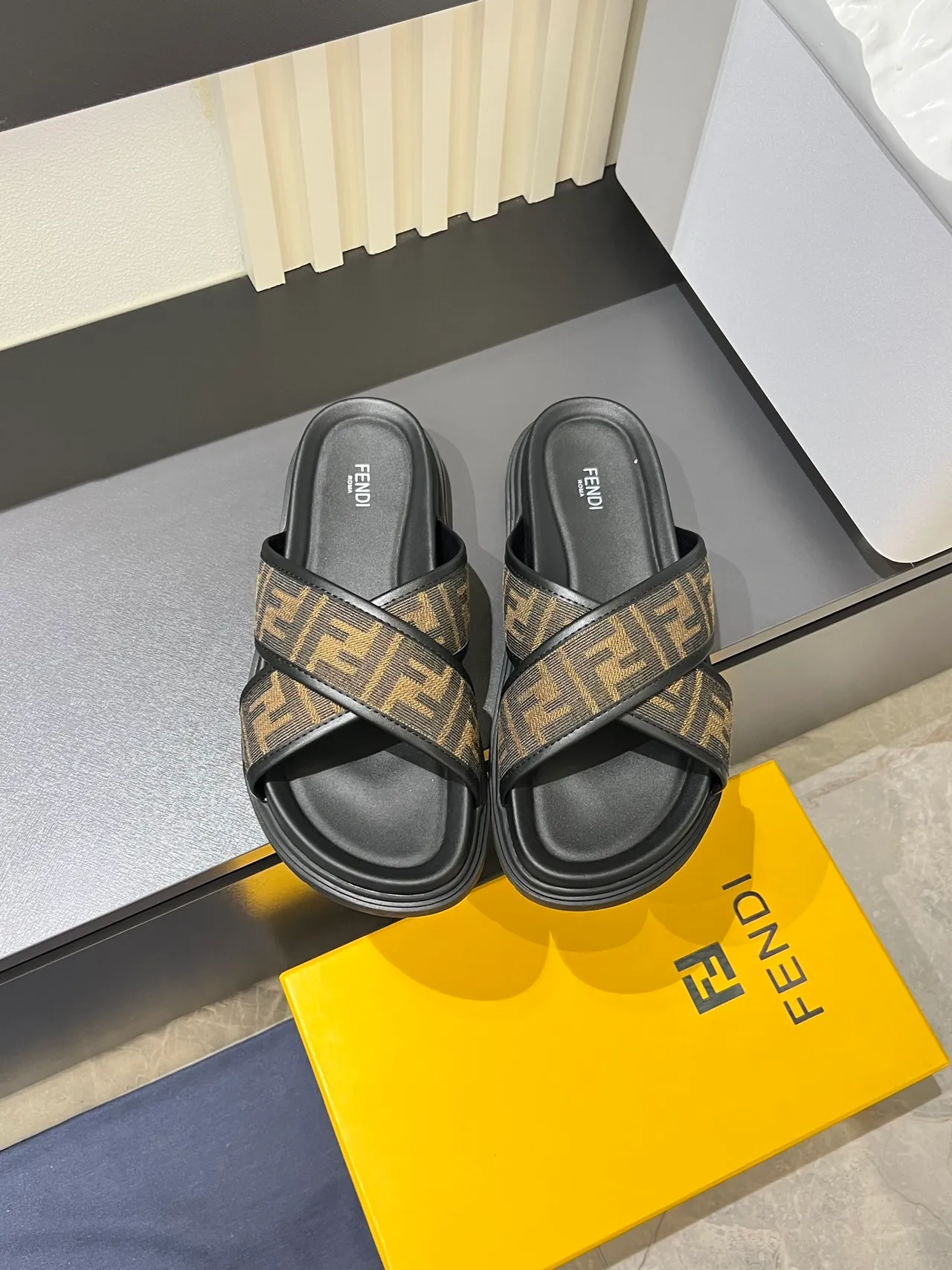 Fendi FF Slide أسود بيج حزام متقاطع منصة كعب نعال 10