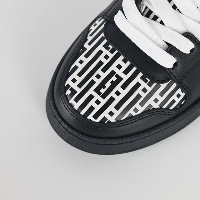 Fendi First Sneakers Lifestyle Noir et Blanc en Cuir Monogramme Géométrique avec Découpes 5