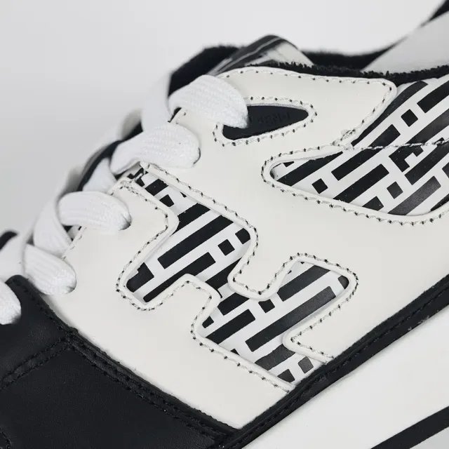 Fendi First Sneakers Lifestyle Noir et Blanc en Cuir Monogramme Géométrique avec Découpes 6