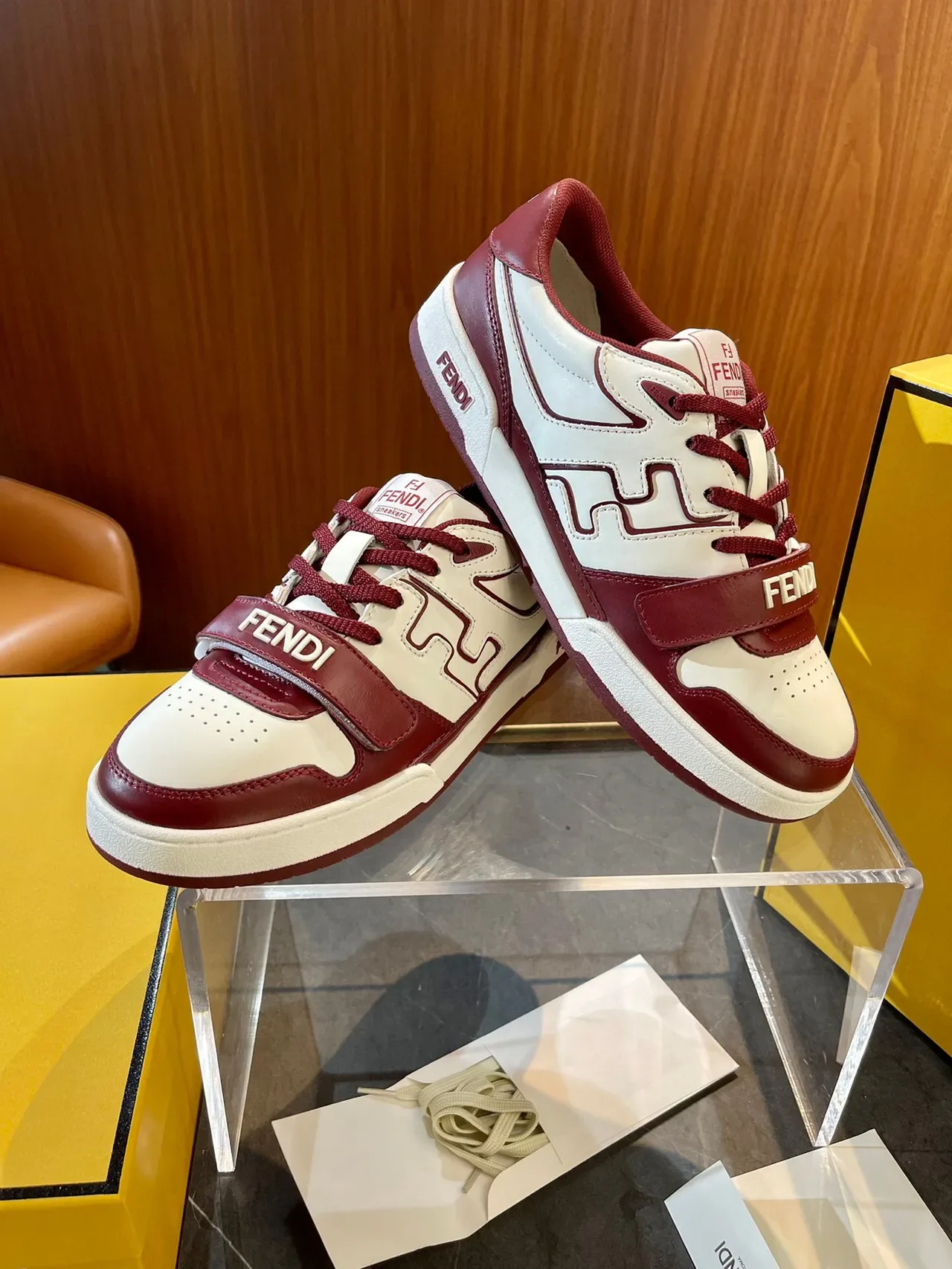 Fendi First Sneakers Lifestyle Bordeaux et Blanc Sangle Logo 2