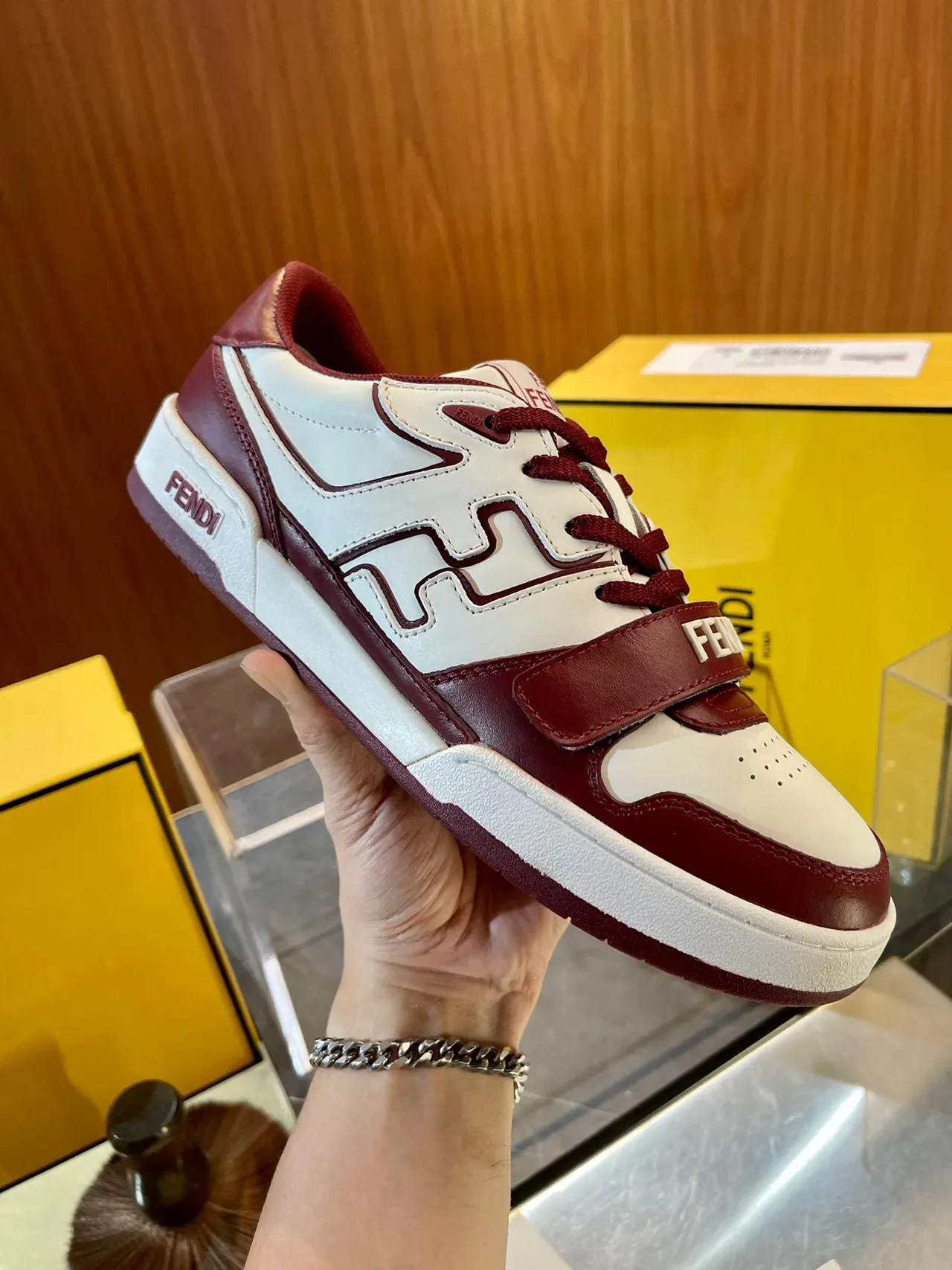 Fendi First Sneakers Lifestyle Bordeaux et Blanc Sangle Logo 3