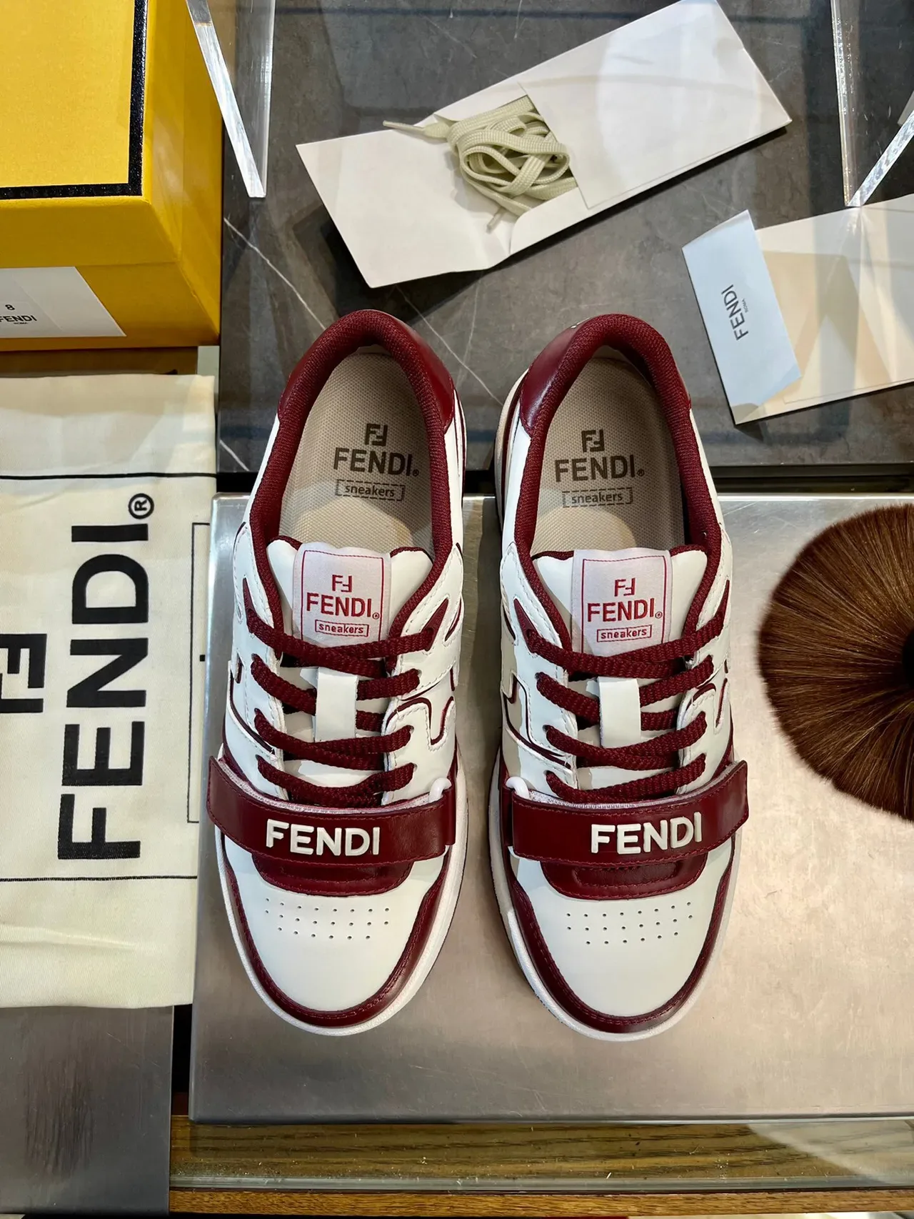 Fendi First Sneakers Lifestyle Bordeaux et Blanc Sangle Logo 4