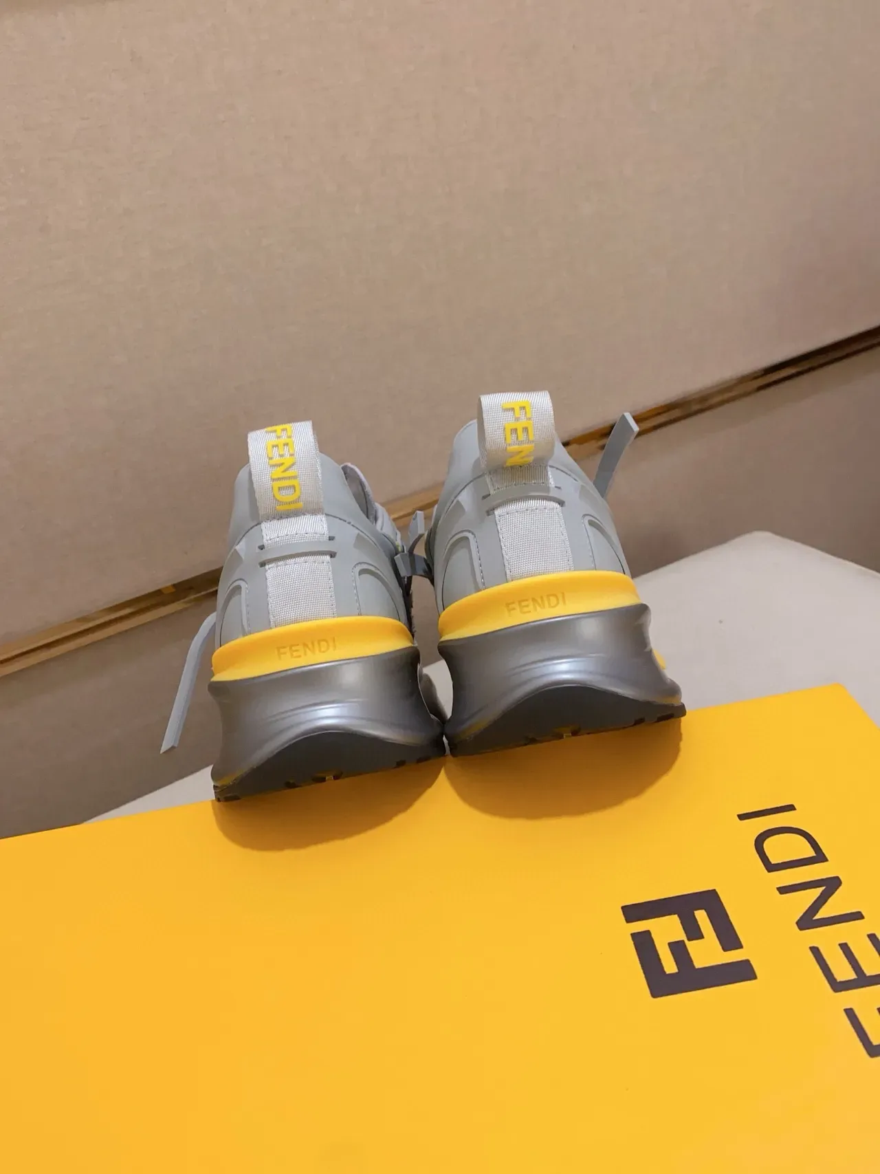 Fendi Flow tênis chunky cinza e amarelo 3