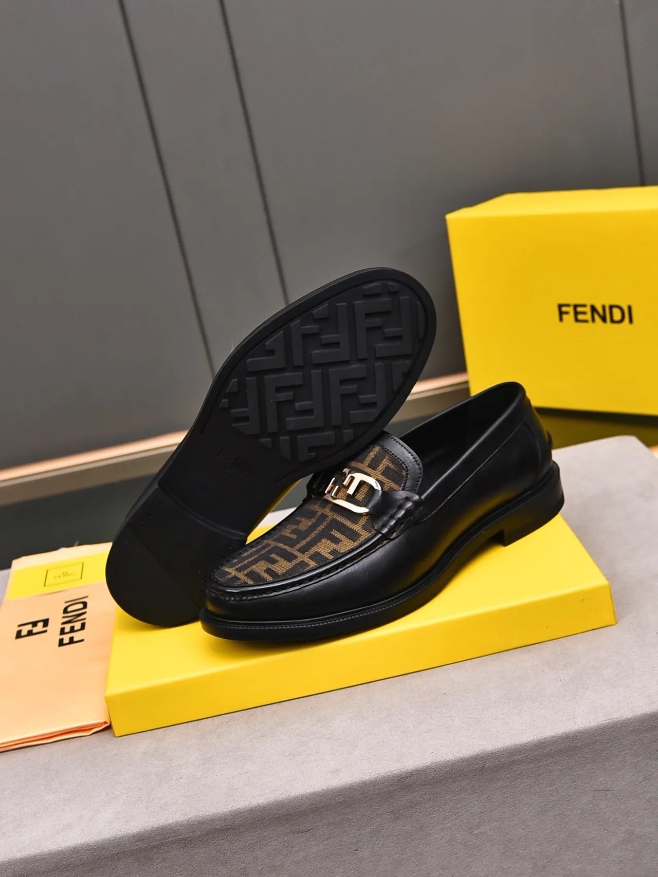 Fendi Horsebit Noir et Or Cuir Panneau Tissu Monogramme FF mocassin 2