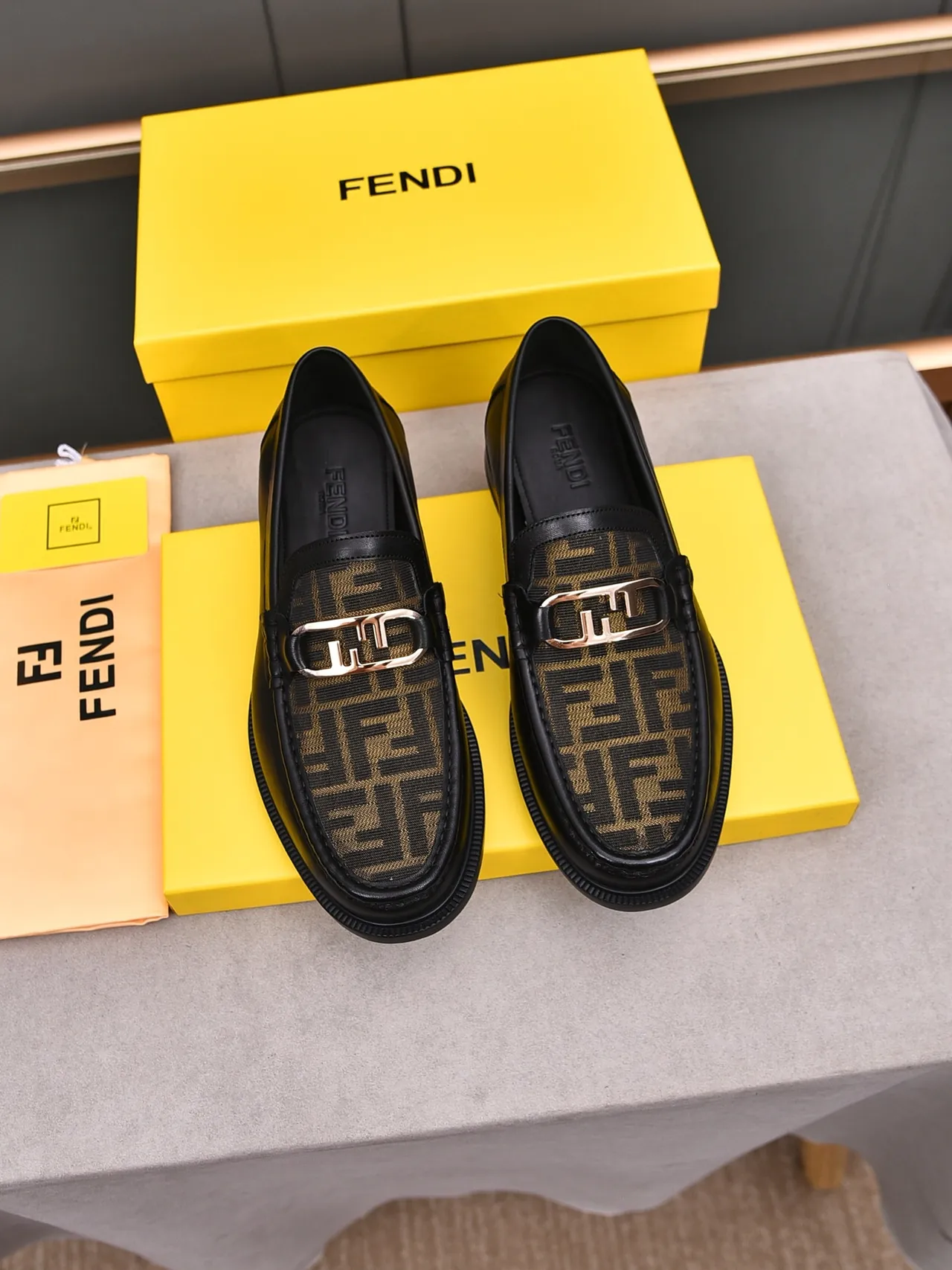 Fendi Horsebit Noir et Or Cuir Panneau Tissu Monogramme FF mocassin 3
