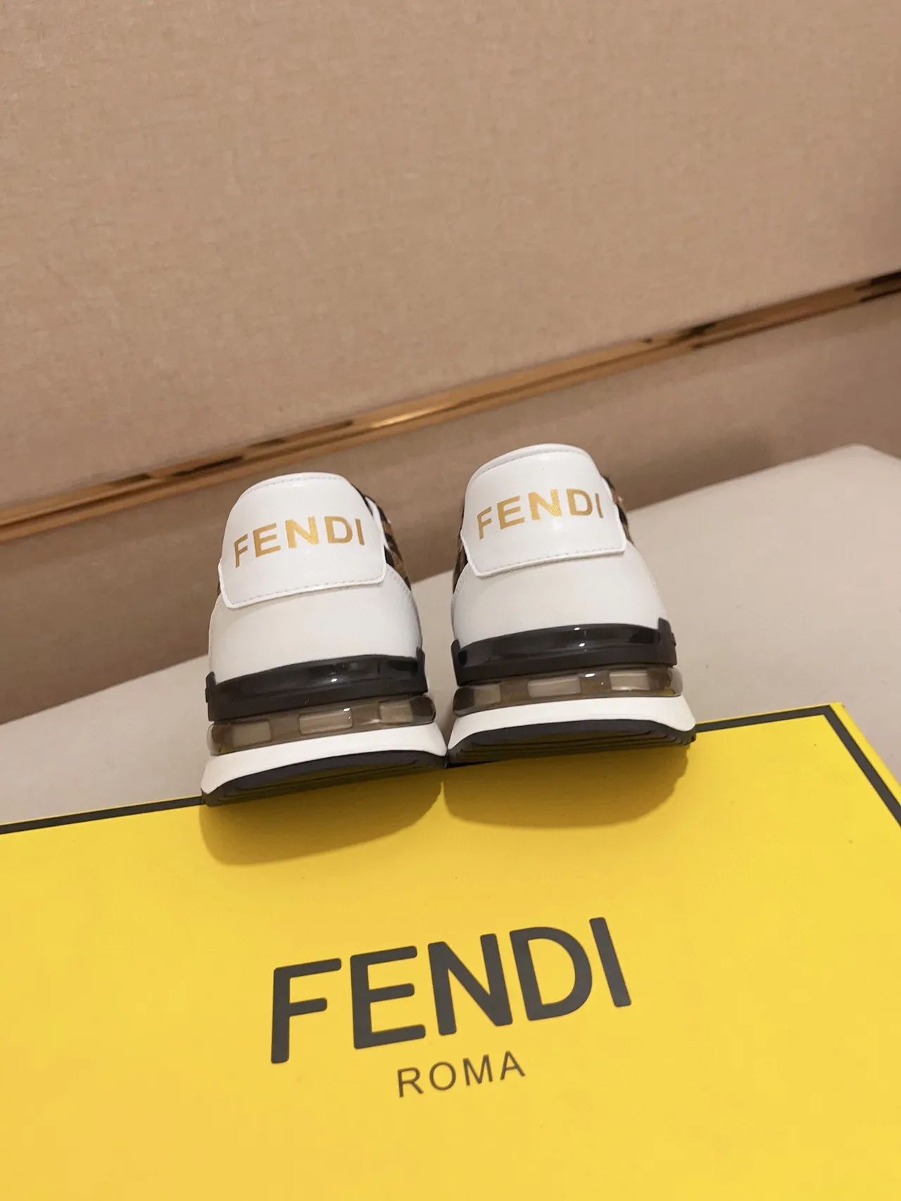 Fendi Chaussures Lifestyle Blancs et Marrons avec Panneaux Monogram 3