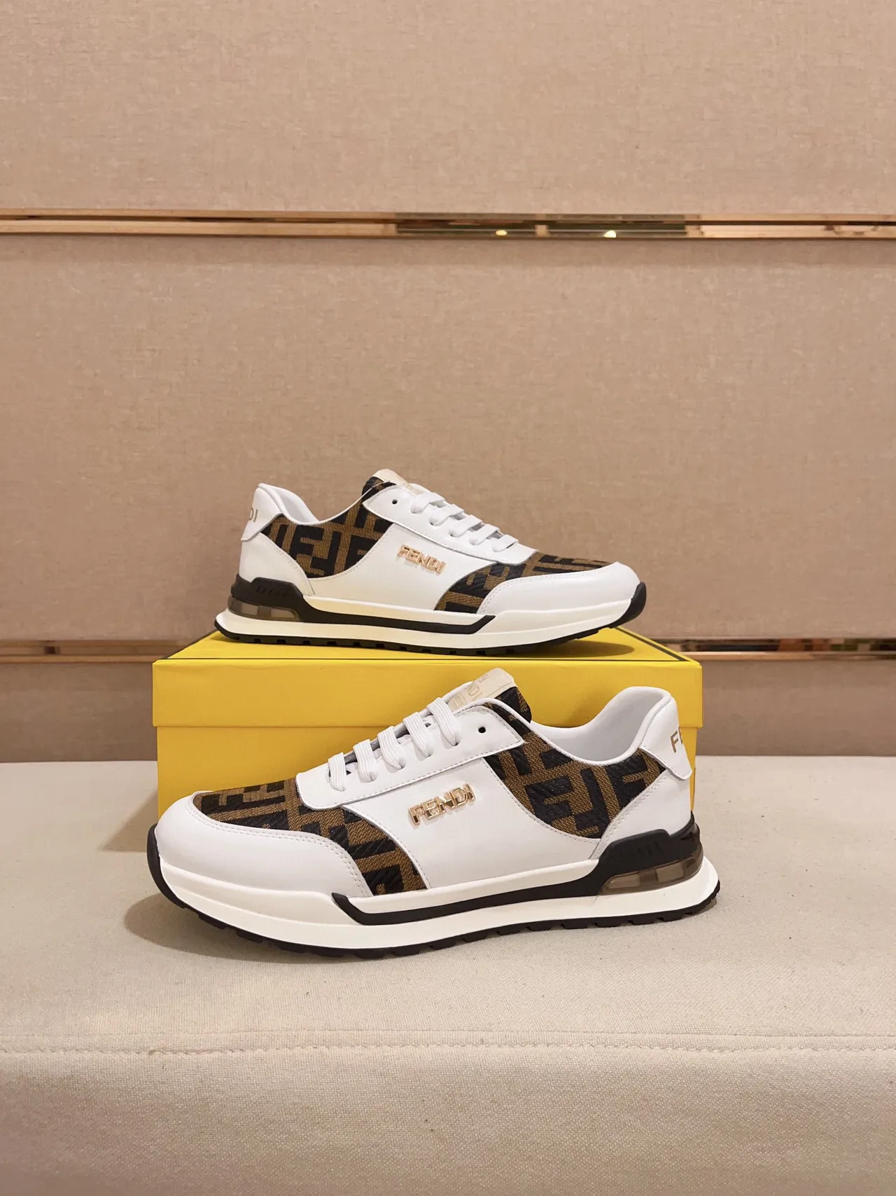 Fendi Chaussures Lifestyle Blancs et Marrons avec Panneaux Monogram 4