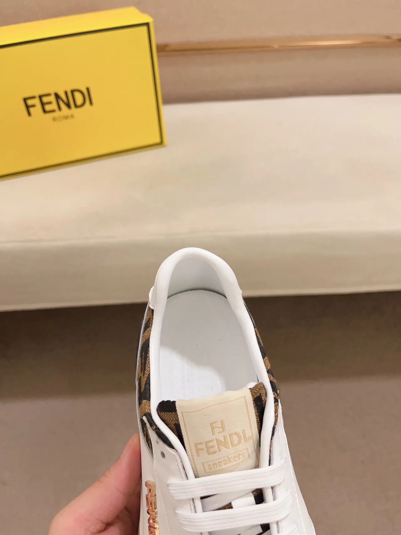Fendi Chaussures Lifestyle Blancs et Marrons avec Panneaux Monogram 5