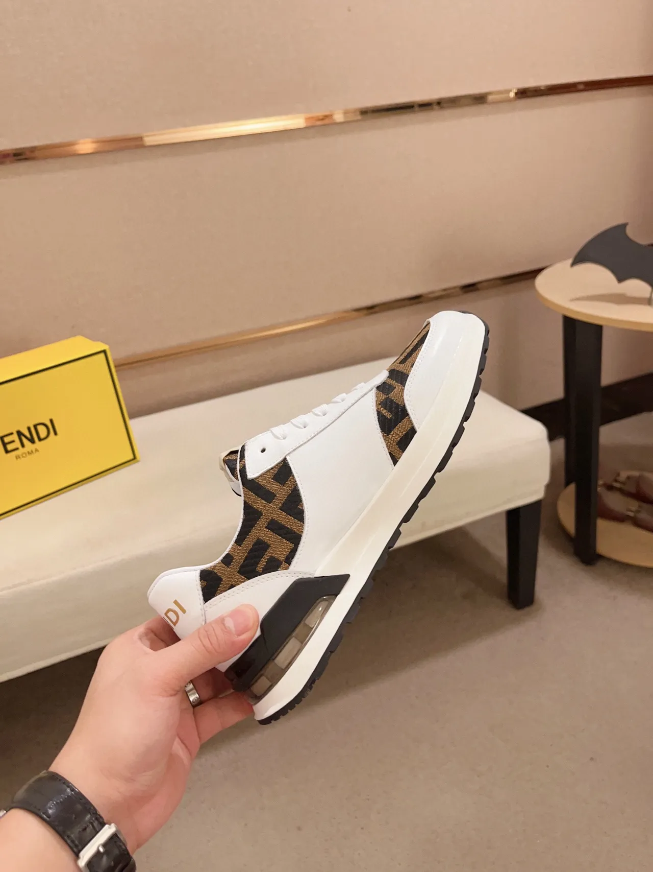 Fendi Chaussures Lifestyle Blancs et Marrons avec Panneaux Monogram 6