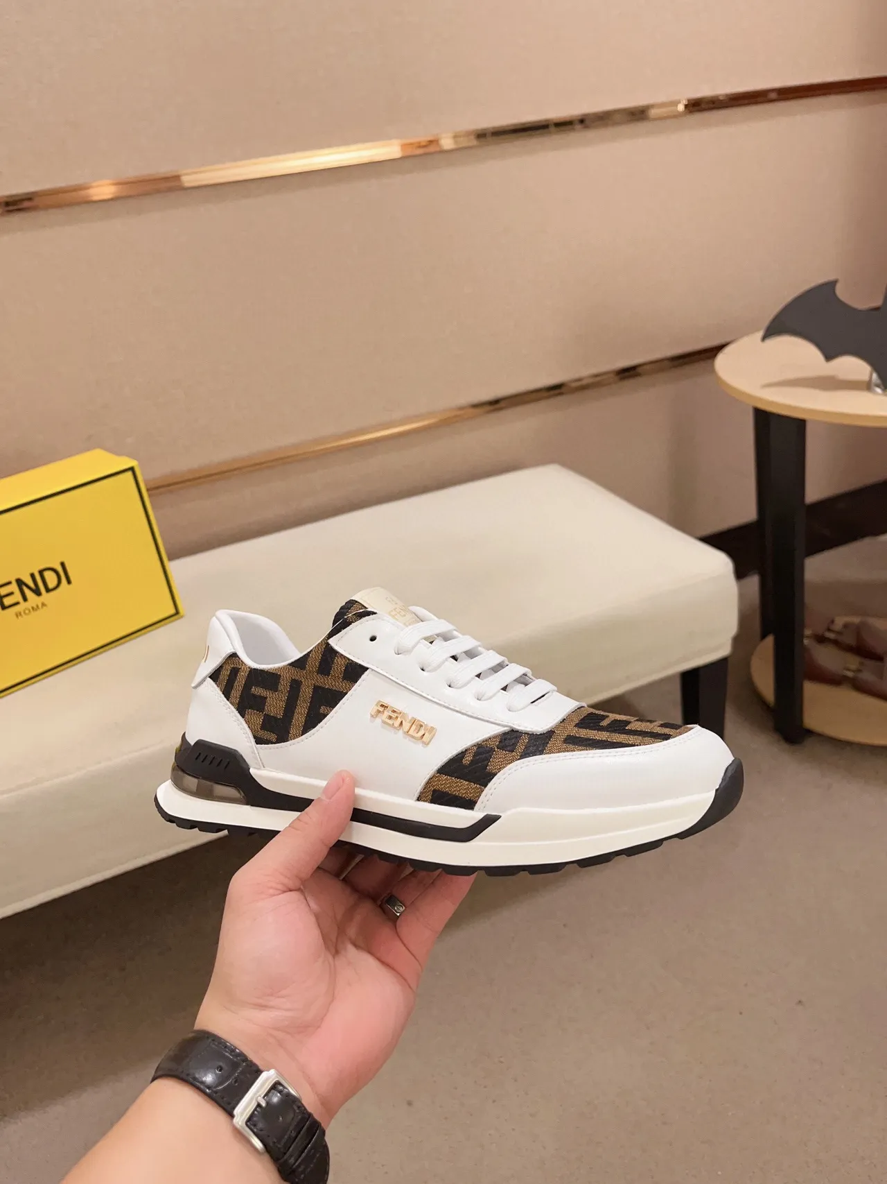 Fendi Chaussures Lifestyle Blancs et Marrons avec Panneaux Monogram 7