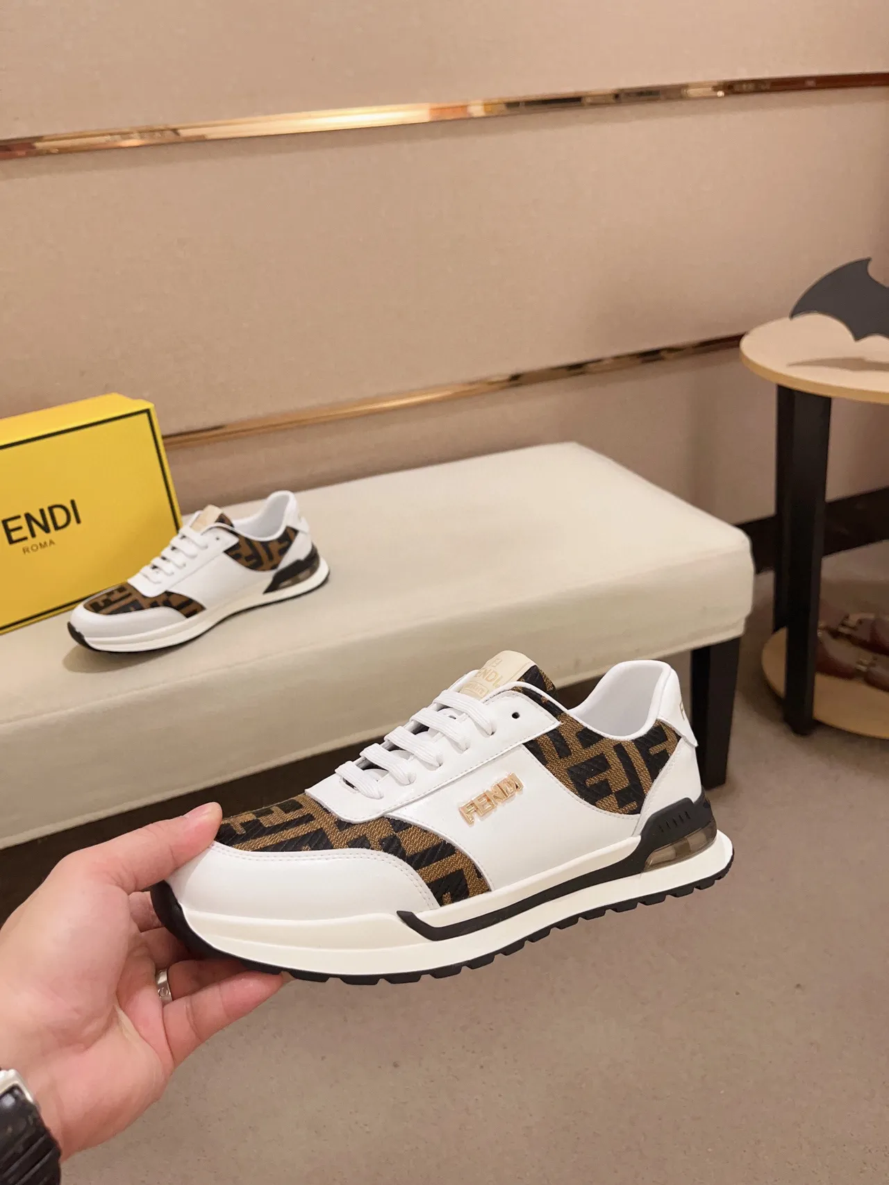 Fendi Chaussures Lifestyle Blancs et Marrons avec Panneaux Monogram 8