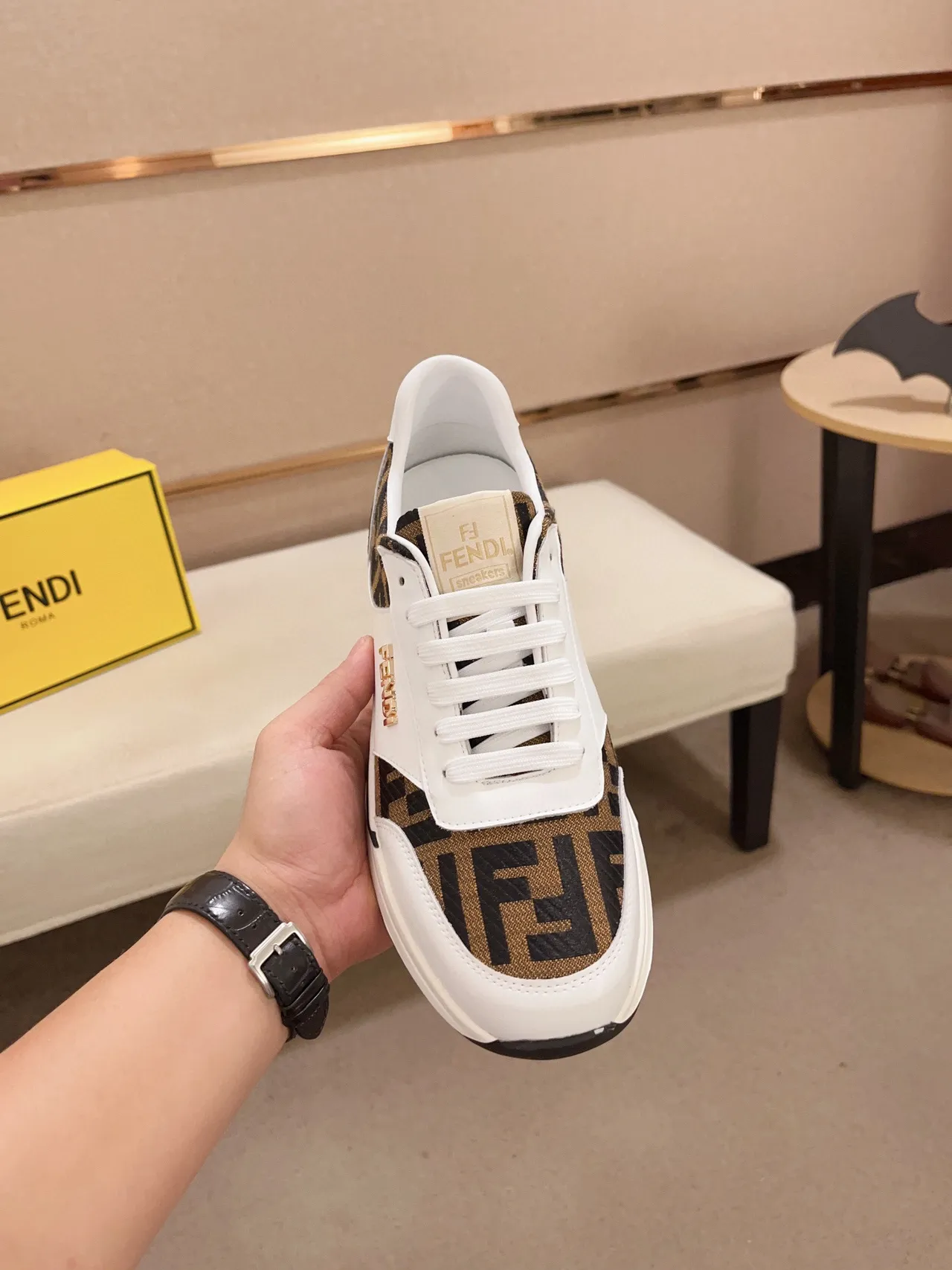 Fendi Chaussures Lifestyle Blancs et Marrons avec Panneaux Monogram 9