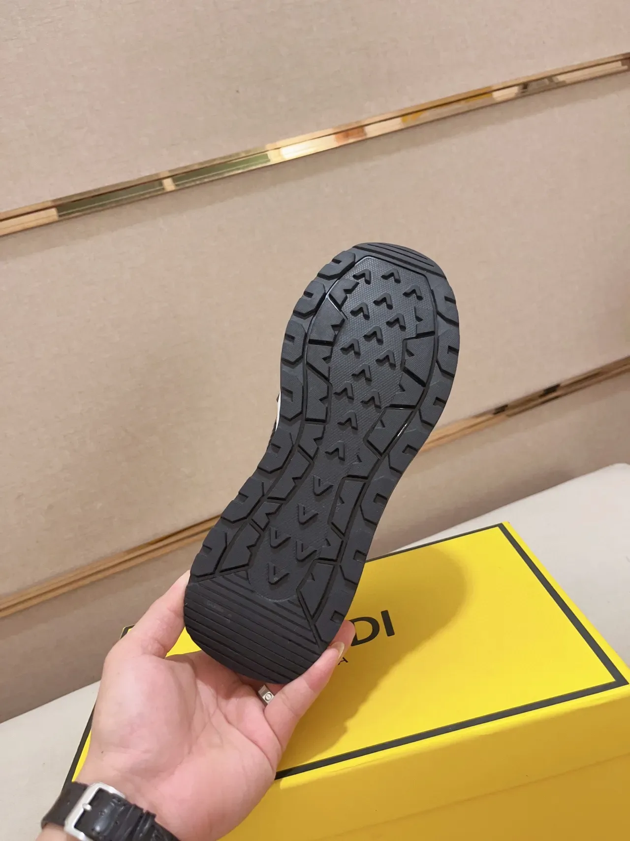 Fendi أحذية رياضية أسلوب حياة بيضاء وبنية مطبوعة بمونوجرام من جلد علوي وقاعدة 2
