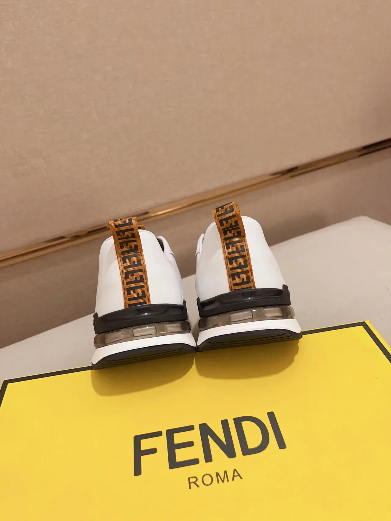 Fendi أحذية رياضية أسلوب حياة بيضاء وبنية مطبوعة بمونوجرام من جلد علوي وقاعدة 3