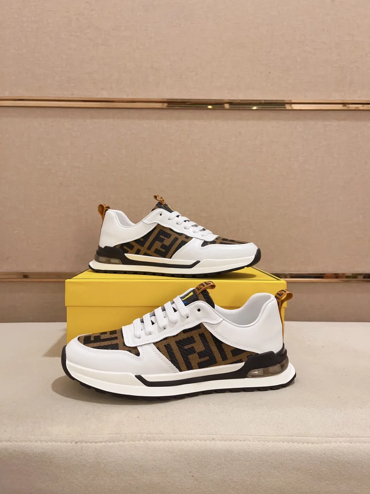 Fendi أحذية رياضية أسلوب حياة بيضاء وبنية مطبوعة بمونوجرام من جلد علوي وقاعدة 4