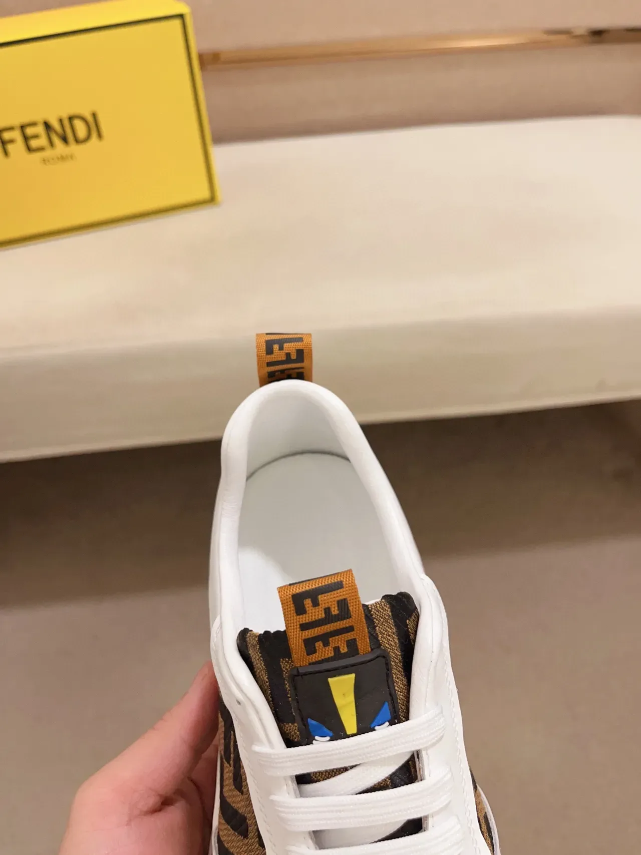 Fendi أحذية رياضية أسلوب حياة بيضاء وبنية مطبوعة بمونوجرام من جلد علوي وقاعدة 5
