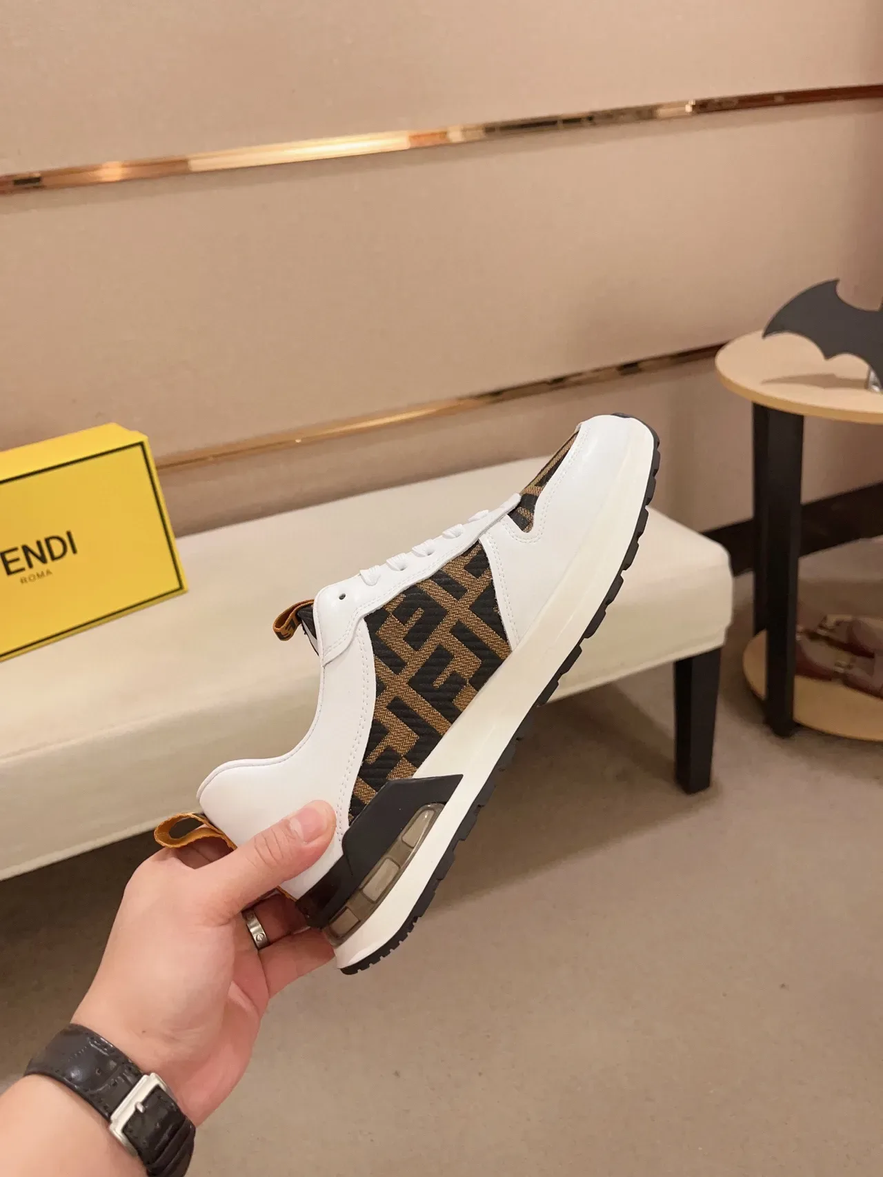 Fendi أحذية رياضية أسلوب حياة بيضاء وبنية مطبوعة بمونوجرام من جلد علوي وقاعدة 6