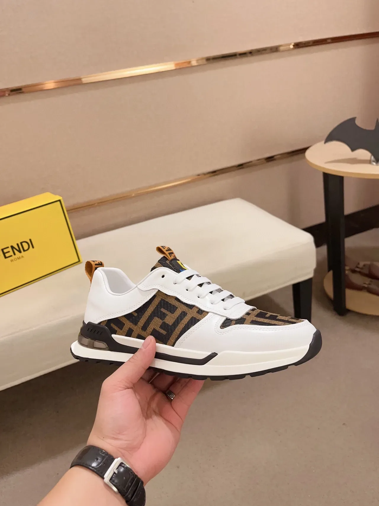 Fendi أحذية رياضية أسلوب حياة بيضاء وبنية مطبوعة بمونوجرام من جلد علوي وقاعدة 7