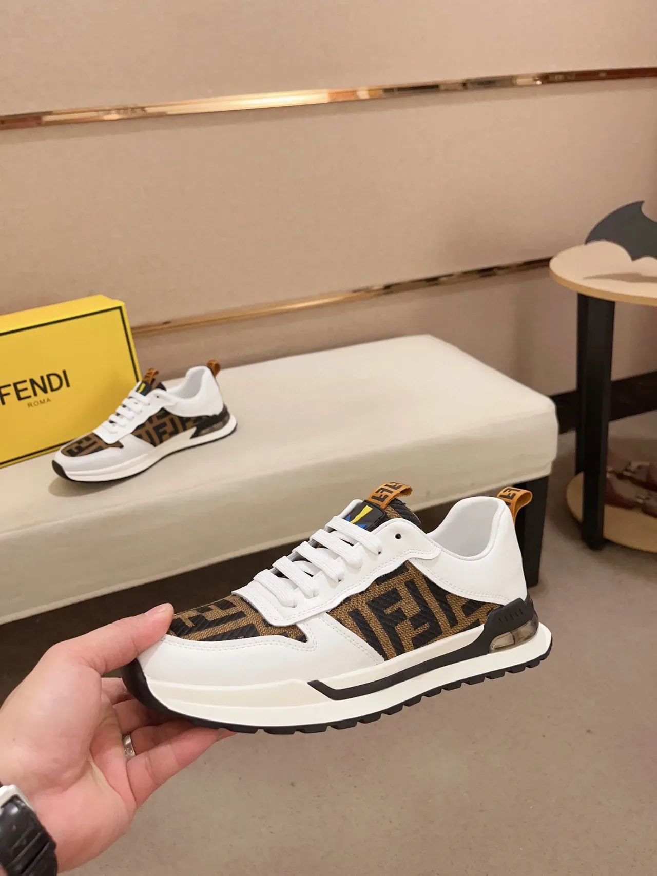 Fendi أحذية رياضية أسلوب حياة بيضاء وبنية مطبوعة بمونوجرام من جلد علوي وقاعدة 8