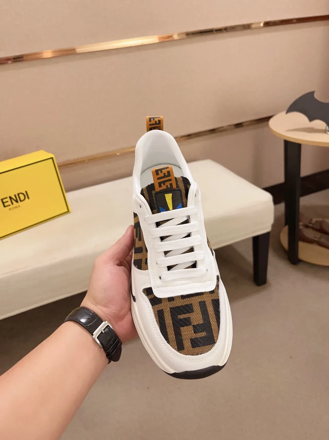 Fendi أحذية رياضية أسلوب حياة بيضاء وبنية مطبوعة بمونوجرام من جلد علوي وقاعدة 9