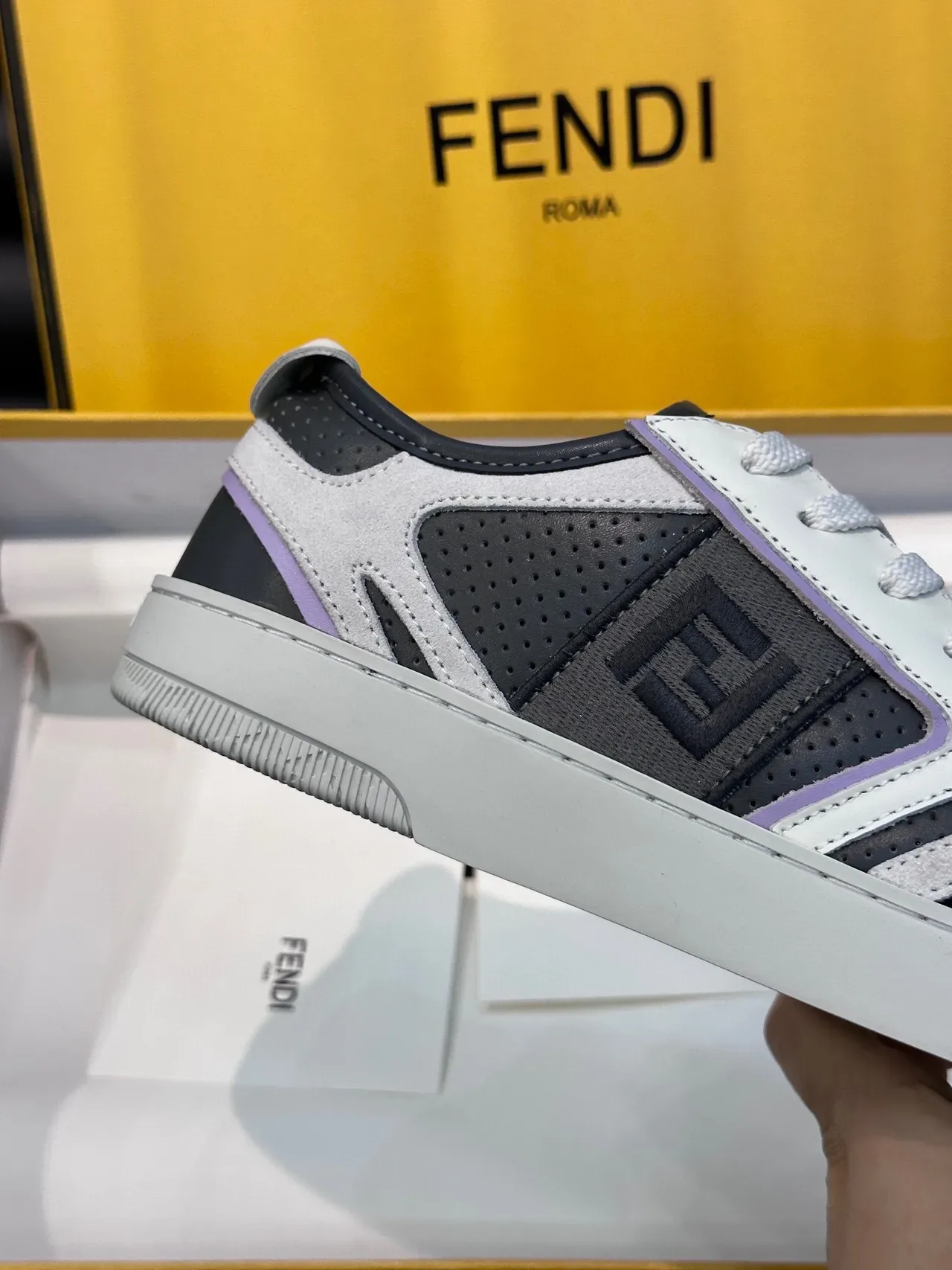Fendi Tênis Lifestyle Brancos e Cinza com Painéis Perforados de Material Misto em Camadas 7