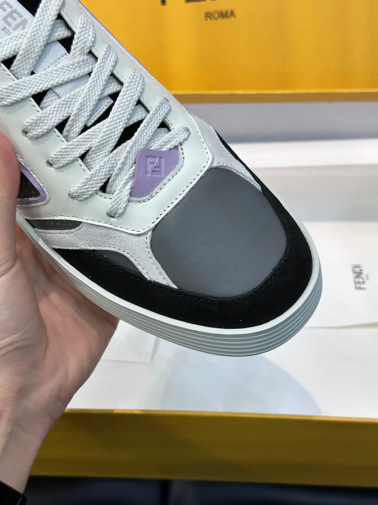 Fendi Tênis Lifestyle Brancos e Cinza com Painéis Perforados de Material Misto em Camadas 8