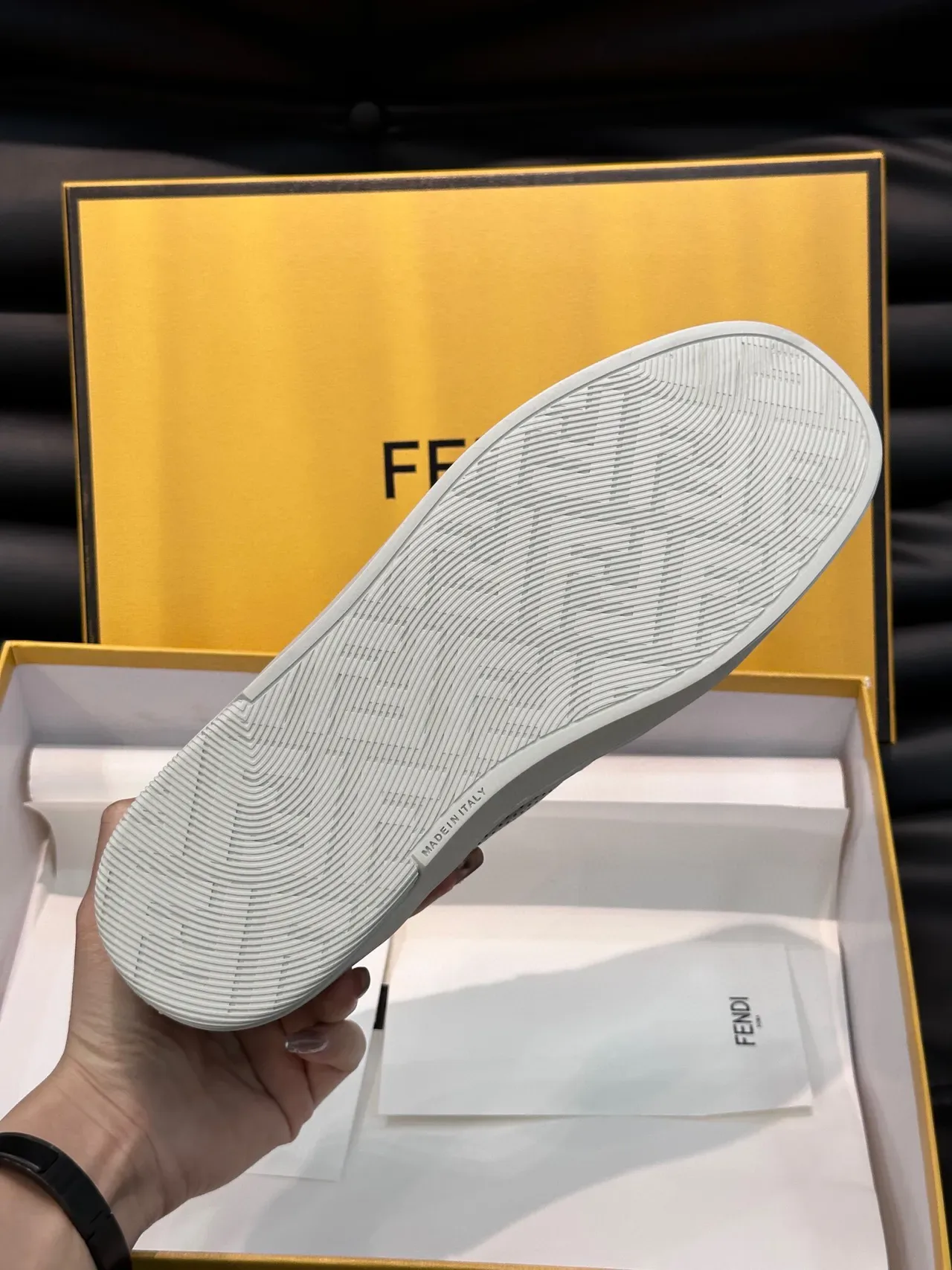 Fendi Tênis Lifestyle Brancos e Cinza com Painéis Perforados de Material Misto em Camadas 9