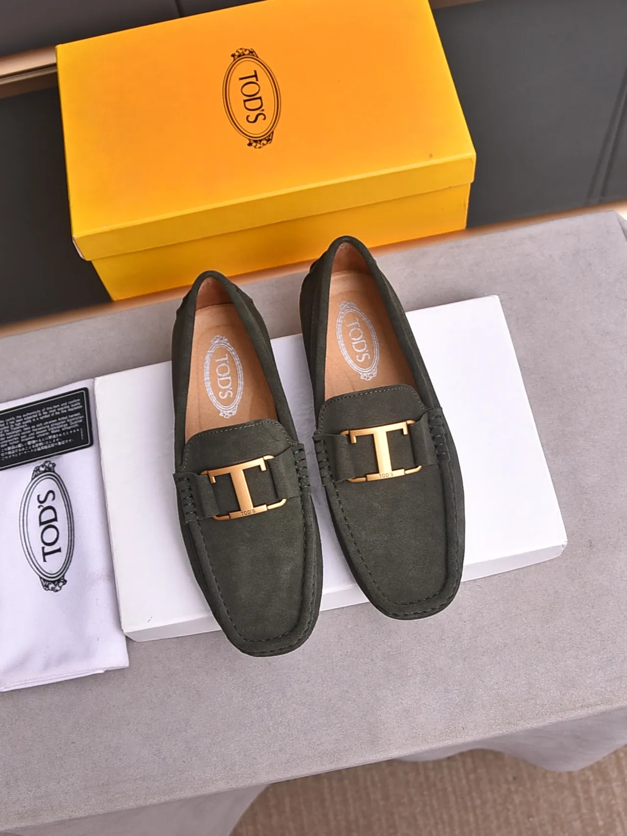 Loafer T-Bar avec mors métallique, dessus en daim doré, couleur Vert Armée 2