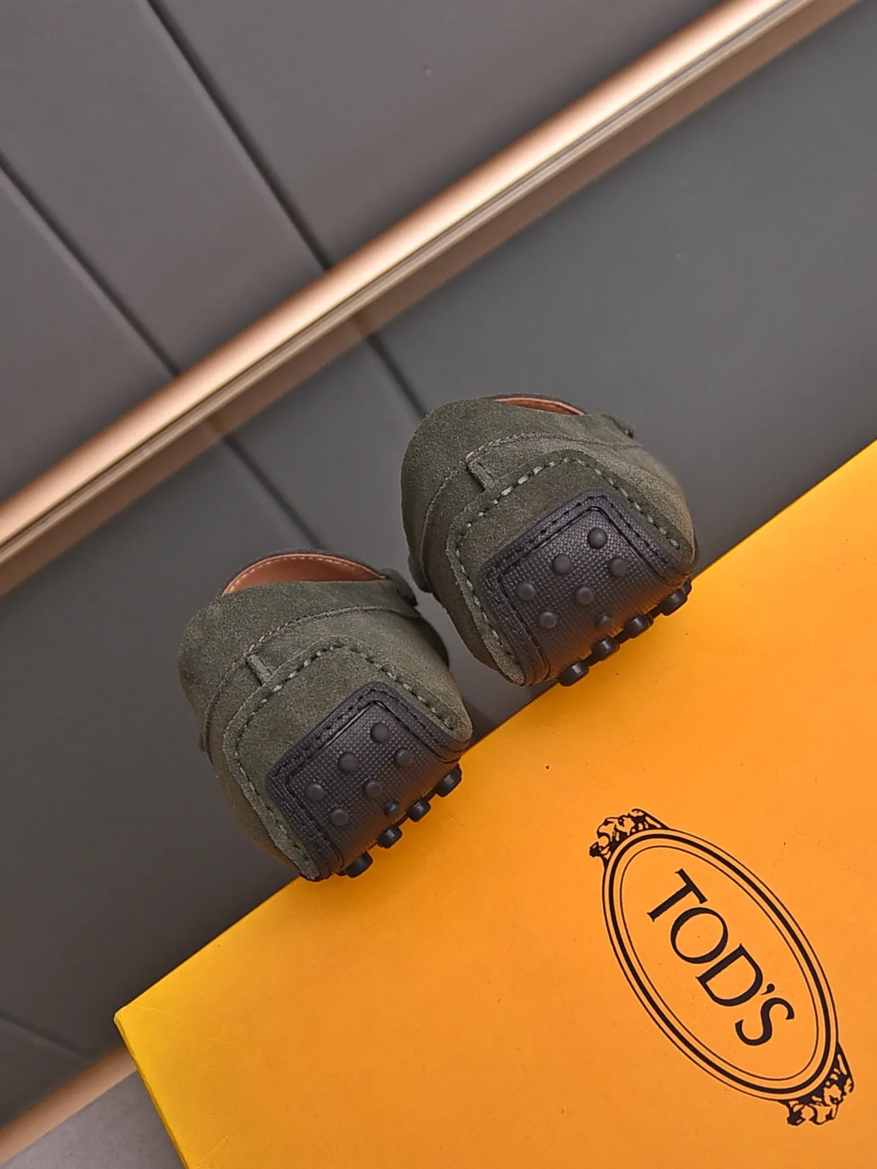 Loafer T-Bar avec mors métallique, dessus en daim doré, couleur Vert Armée 3