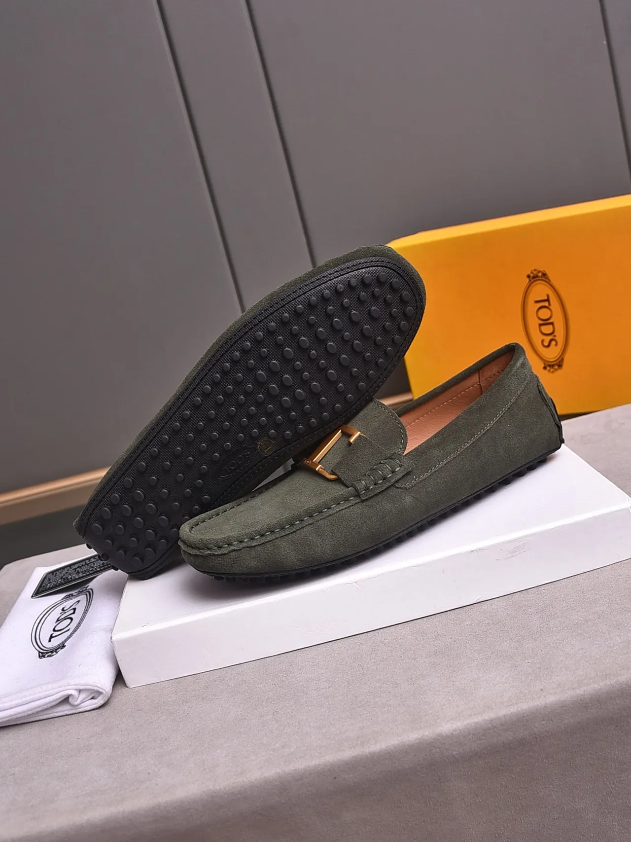 Loafer T-Bar avec mors métallique, dessus en daim doré, couleur Vert Armée 4