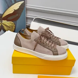 Zapatillas lifestyle de color beige y marrón de knit y cuero