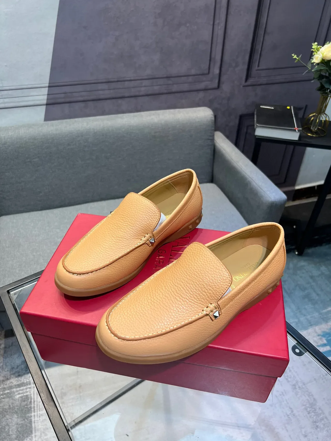 Beige Pebbled Leather Moc-Toe Stitching Loafer 4