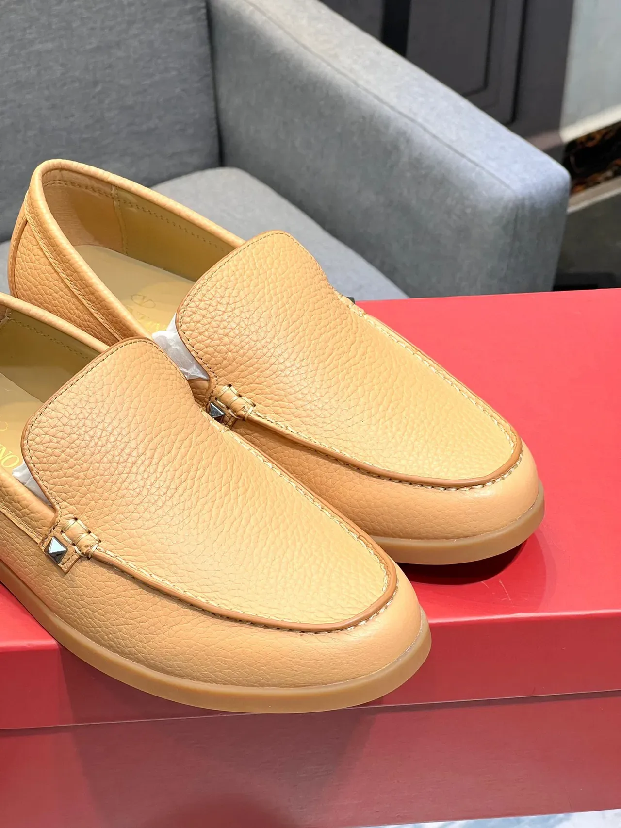 Beige Pebbled Leather Moc-Toe Stitching Loafer 9