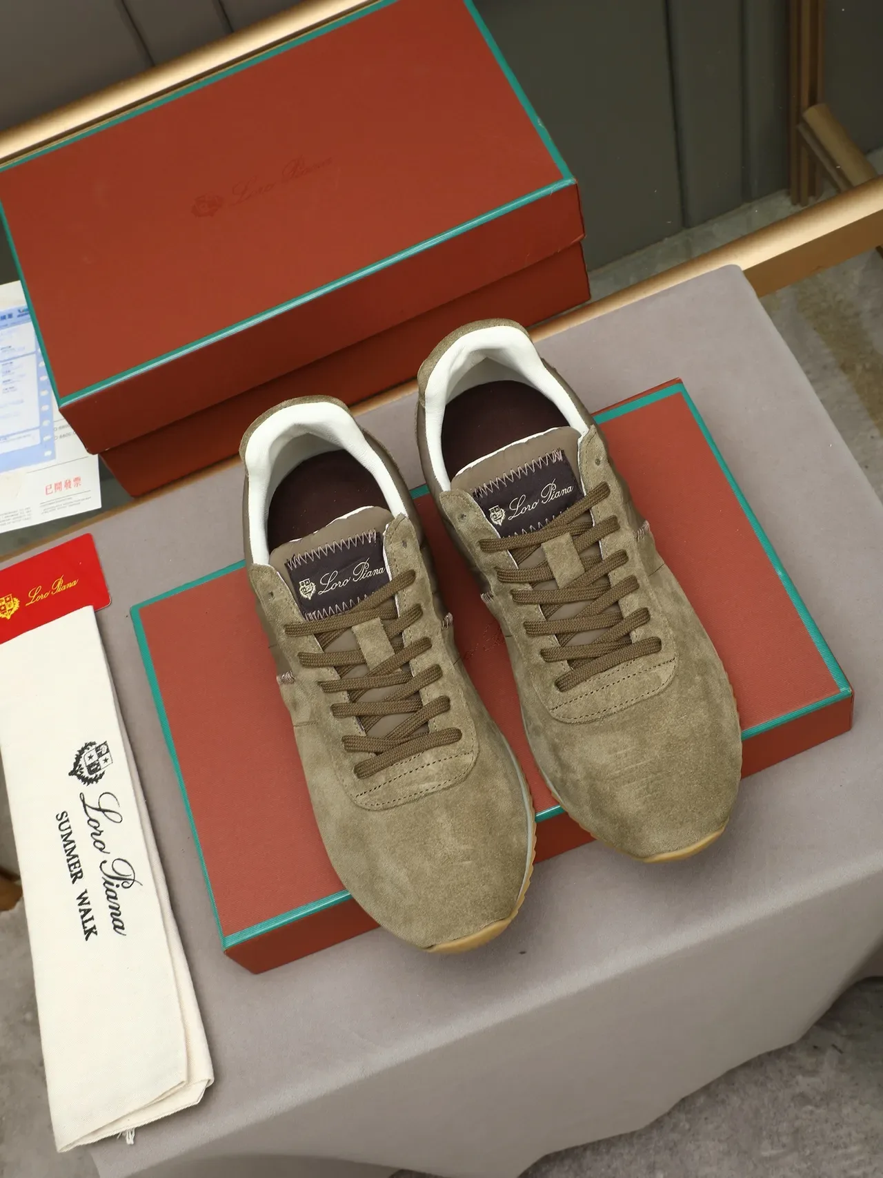Zapatilla lifestyle retro runner de ante y nylon beige 2