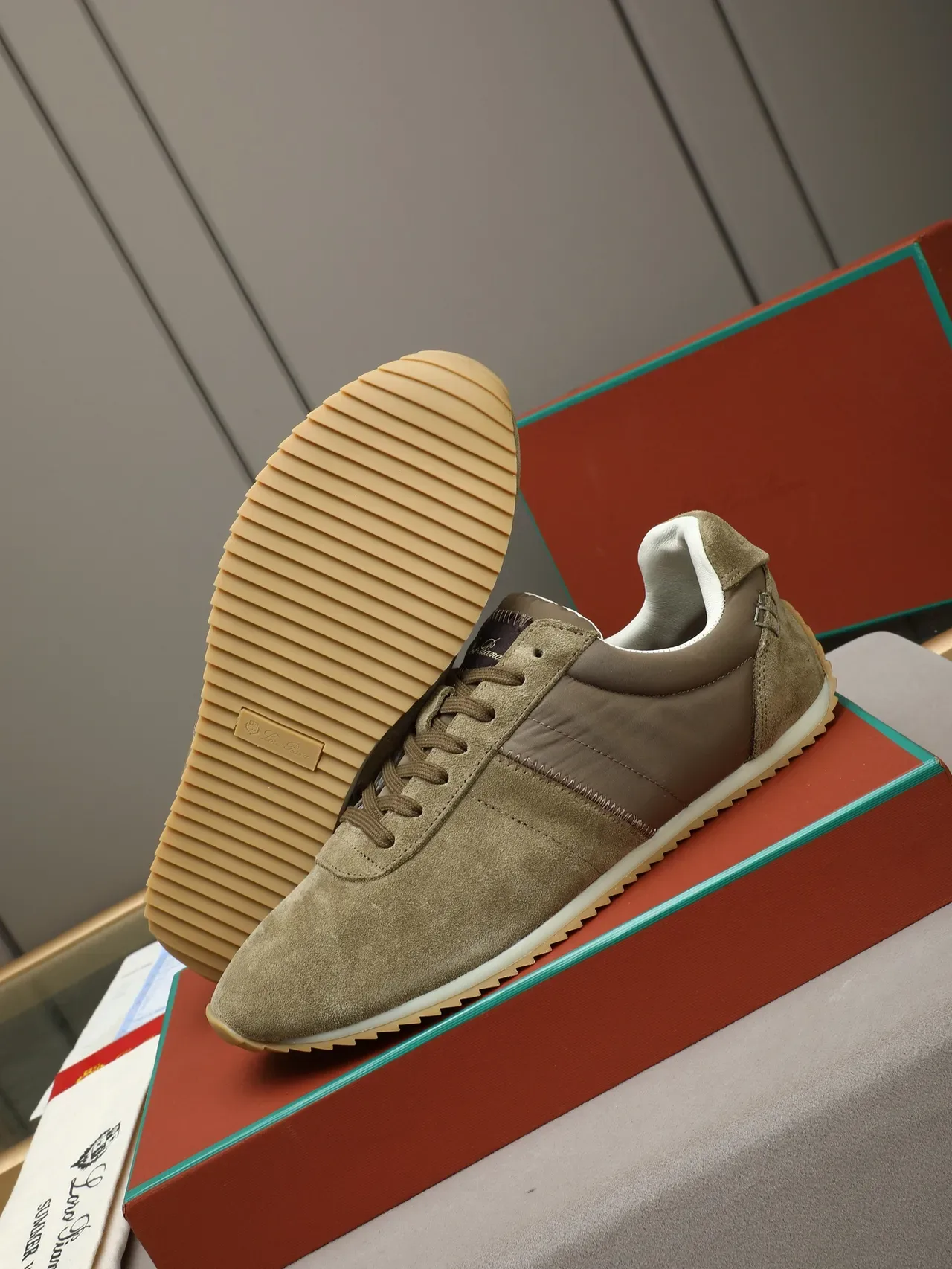 Zapatilla lifestyle retro runner de ante y nylon beige 4