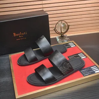 Berluti काली चमड़े की दो पट्टियों वाला स्लिपर