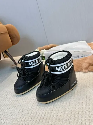 Bottes de neige isolées à lacets noir et crème 4
