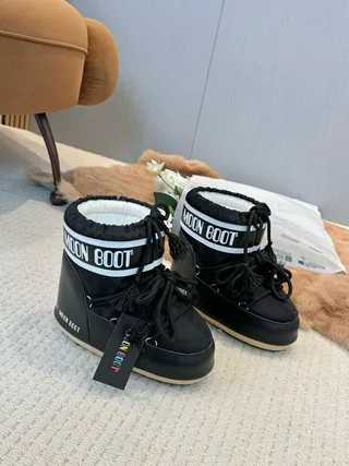 Bottes de neige isolées à lacets noir et crème 5
