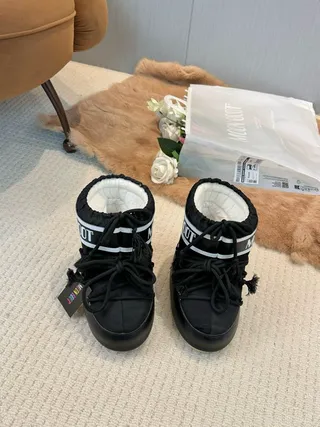 Bottes de neige isolées à lacets noir et crème 7