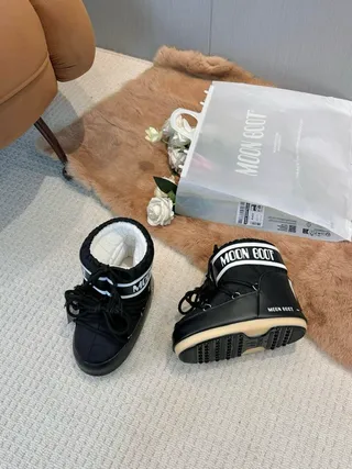 Bottes de neige isolées à lacets noir et crème 8