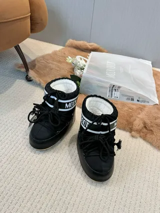 Bottes de neige isolées à lacets noir et crème 9