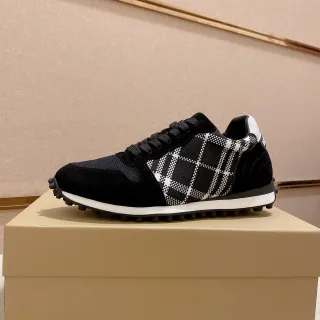 Tênis Runner Retro com Painel Xadrez Preto e Branco