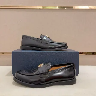 Loafer en cuir patenté noir doré brillant avec embossage crocodile sur la sangle