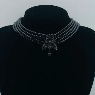 Colar choker preto com múltiplas camadas de contas