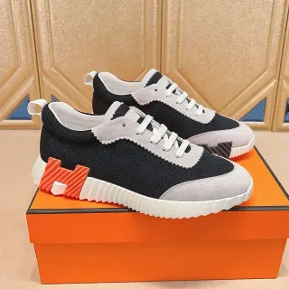 Tênis com upper de malha e couro de camurça preto e laranja, overlay scalloped